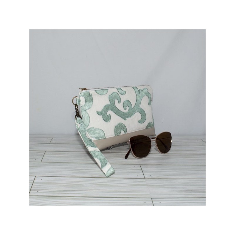 Kellie Wristlet, White print