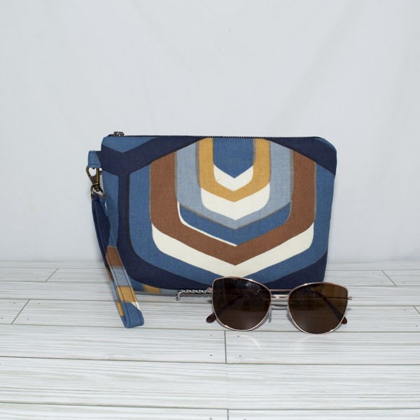 Kellie Wristlet : Blue Damask Kellie Wristlet : Blue Damask