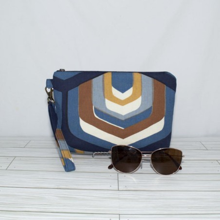Kellie Wristlet : Blue Damask