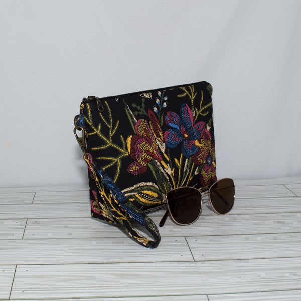 Kellie Wristlet : Embroidered Noir