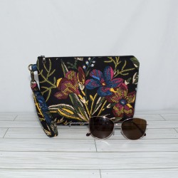 Kellie Wristlet : Embroidered Noir