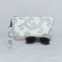 Kellie Wristlet : Floral